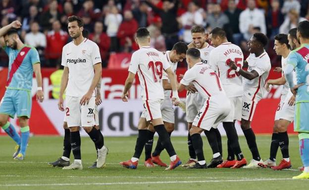 Los jugadores del Sevilla celebran uno de los goles al Rayo.