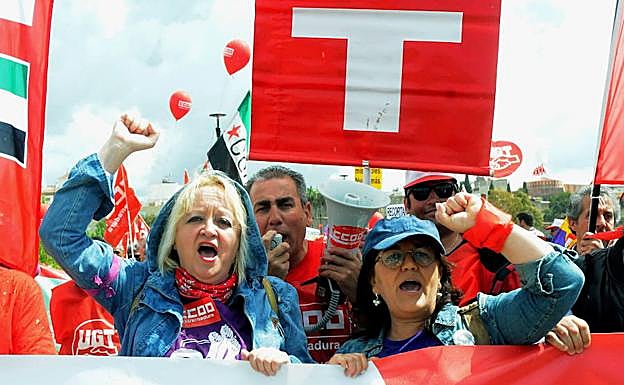 Las líderes sindicales extremeñas, Encarna Chacón (CC OO) y Patrocinio Sánchez (UGT)