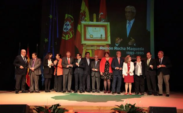 Foto de familia de las autoridades con los presidentes democráticos de la Diputación. :: hoy