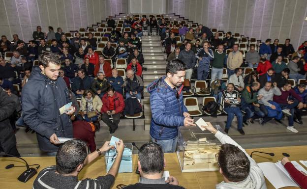 Asamblea de socios del Badajoz donde se votó la conversión del club en SAD y la entrada de Premium Sport. :: J. V. ARNELAS 