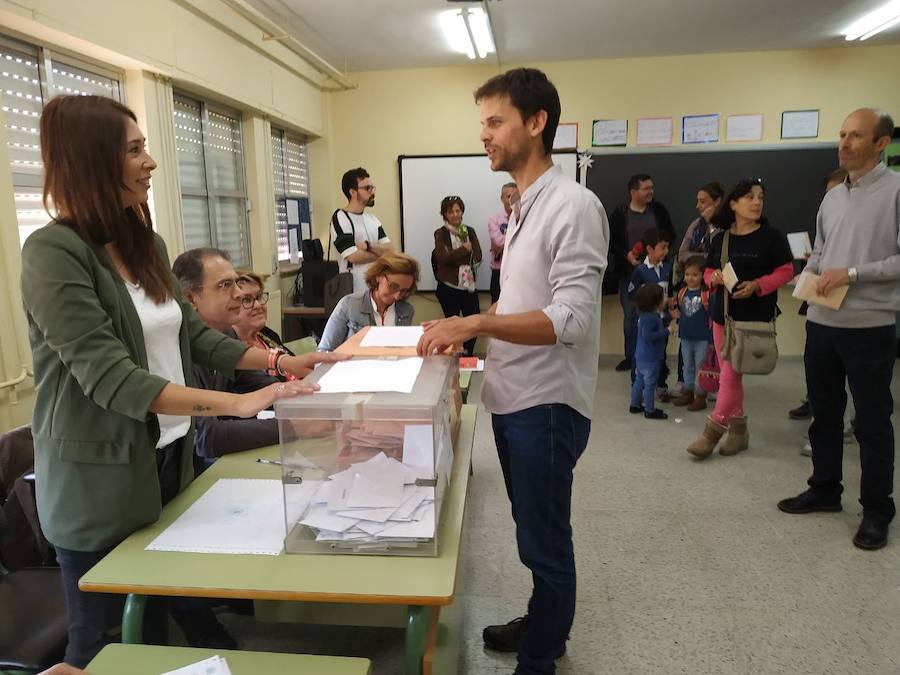 Álvaro Jaén, cabeza de lista de Unidas Podemos al Congreso por la provincia de Cáceres, votó en el colegio Miguel de Cervantes de Mérida:: HOY