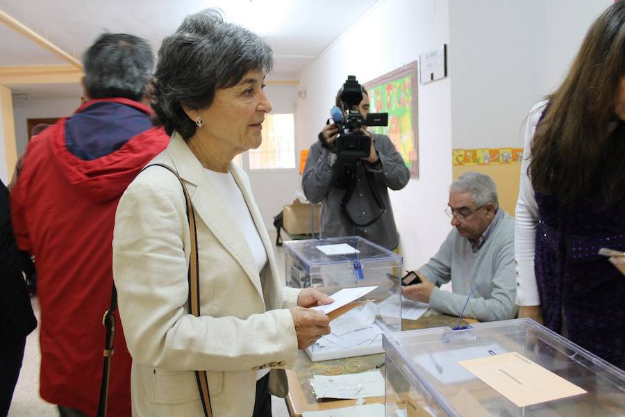 Amparo Botejara, cabeza de lista de Unidas Podemos al Congreso por la provincia de Badajoz, votó Badajoz. Fue una de las más madrugadoras:: HOY