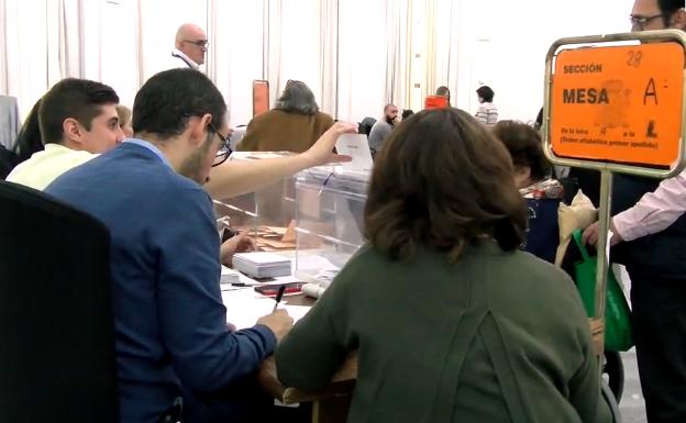 Ambiente en el colegio electoral en la CHG en Badajoz:: MARTA MUÑOZ