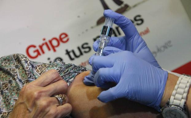 Un sanitario aplica una vacuna contra el neumococo en Madrid.