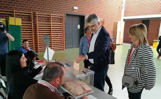 Valentín García, cabeza de lista del PSOE al Congreso por la provincia de Badajoz, ha votado en el instituto Arroyo Harnina de Almendralejo:. HOY