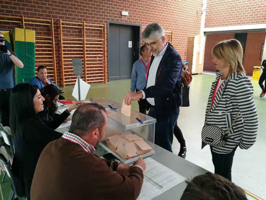 Valentín García, cabeza de lista del PSOE al Congreso por la provincia de Badajoz, ha votado en el instituto Arroyo Arnina de Almendralejo:. HOY