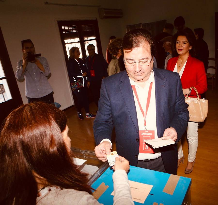 El presidente de la Junta, Guillermo Fernández Vara, llegó al colegio electoral de Olivenza acompañado por su mujer. 