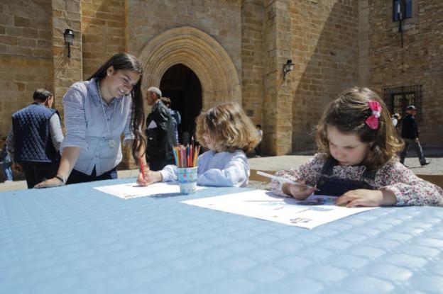 Un niño y una niña recreaban ayer la imagen de la Virgen. :: a. m.