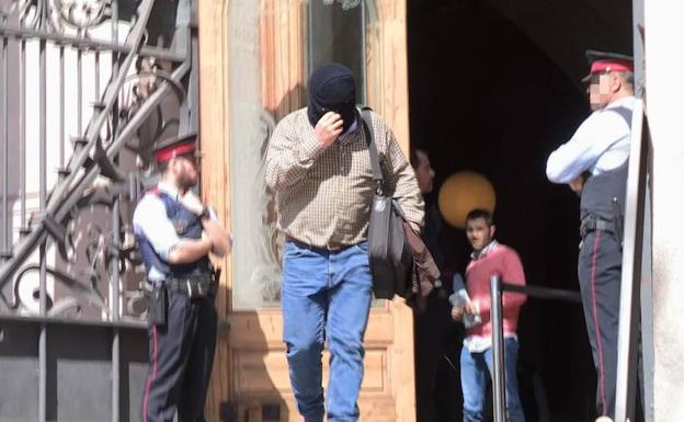 El pederasta confeso de los Maristas de Sants, Joaquín Benítez, a la salida de la Audiencia de Barcelona.