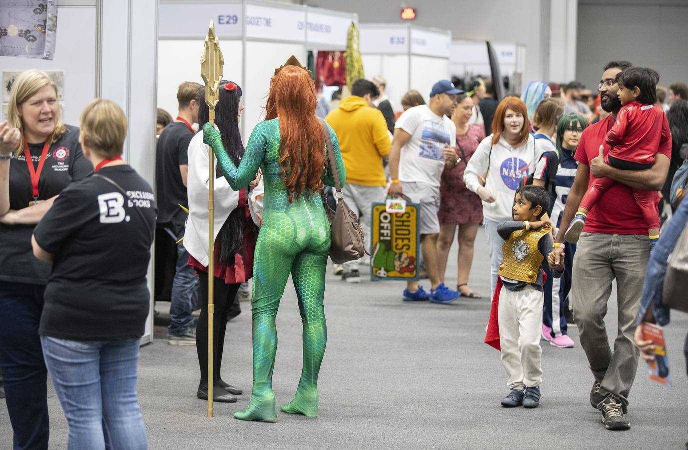 Los fanáticos asisten a la primera convención de cómics de Sudáfrica, conocida como 'FanCon Comic Con' de Ciudad del Cabo (Sudáfrica), en el Centro Internacional de Convenciones de la ciudad. La convención reúne a creadores de cómics, artistas internacionales de cosplay y un espacio de exposición. Lleno de cultura pop y expositores y vendedores relacionados con geek. También asistieron talentos locales e internacionales de cómics, eventos en vivo, un programa de panel de charlas y talleres.