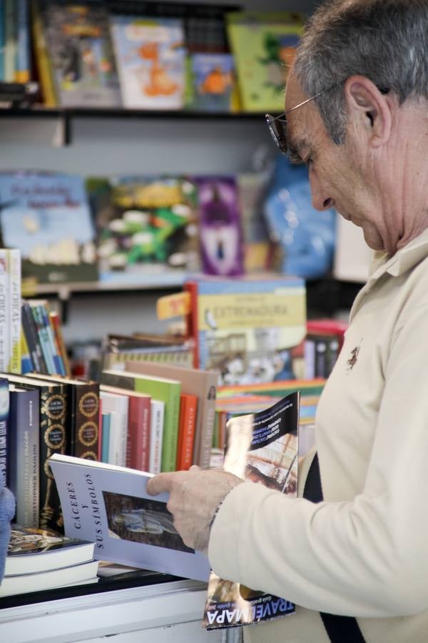 Cáceres celebra la vigésima edición de su Feria del Libro. El Paseo de Canóvas acoge un año más este evento de la capital cacereña que podrá visitarse hasta el 5 de mayo. Con el objetivo de acercar la lectura a los ciudadanos, los libreros agradecen este tipo de eventos.