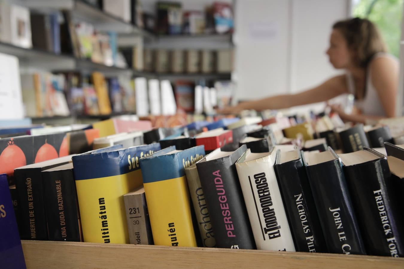 Cáceres celebra la vigésima edición de su Feria del Libro. El Paseo de Canóvas acoge un año más este evento de la capital cacereña que podrá visitarse hasta el 5 de mayo. Con el objetivo de acercar la lectura a los ciudadanos, los libreros agradecen este tipo de eventos.