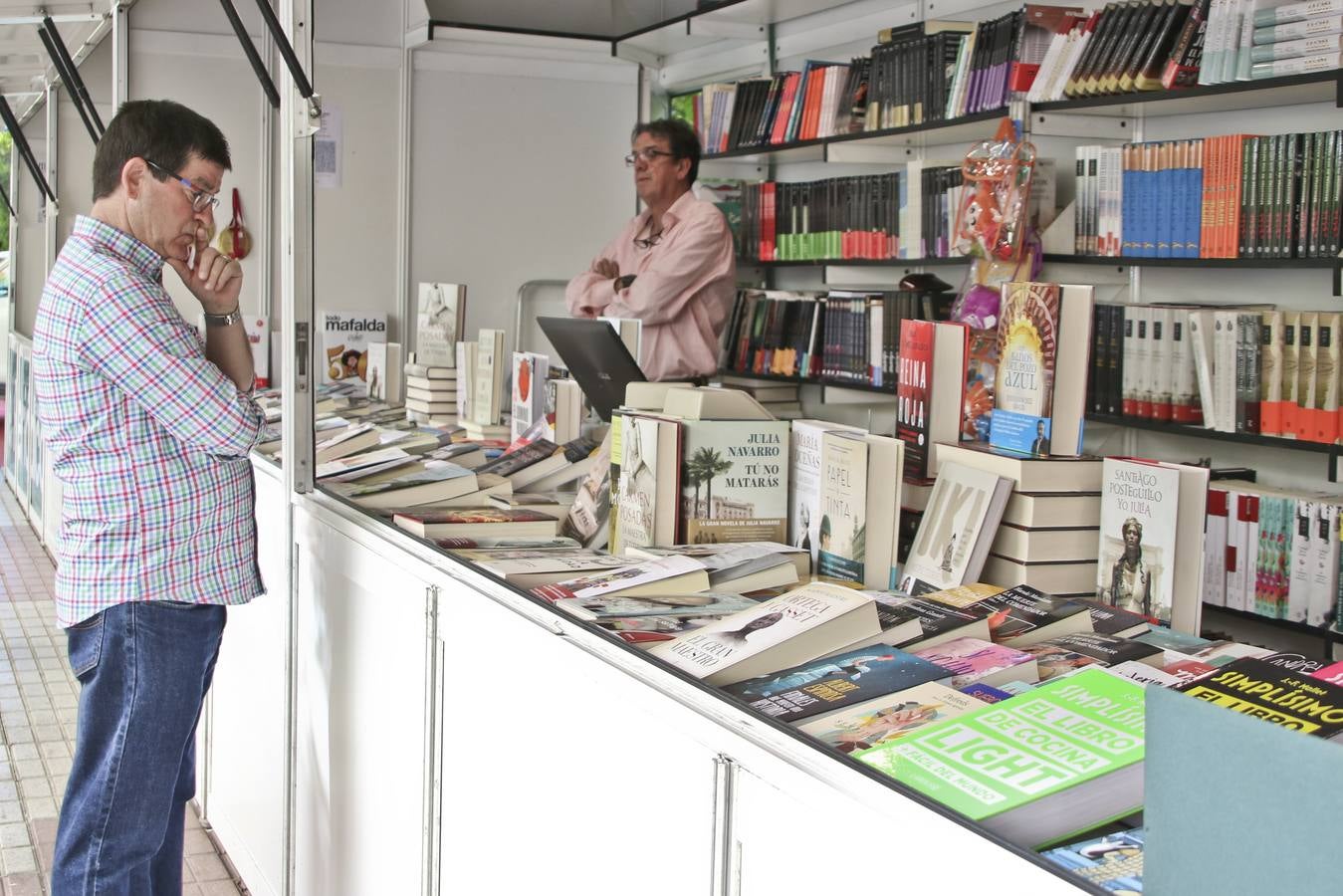 Cáceres celebra la vigésima edición de su Feria del Libro. El Paseo de Canóvas acoge un año más este evento de la capital cacereña que podrá visitarse hasta el 5 de mayo. Con el objetivo de acercar la lectura a los ciudadanos, los libreros agradecen este tipo de eventos.
