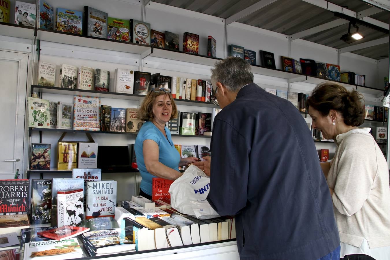 Cáceres celebra la vigésima edición de su Feria del Libro. El Paseo de Canóvas acoge un año más este evento de la capital cacereña que podrá visitarse hasta el 5 de mayo. Con el objetivo de acercar la lectura a los ciudadanos, los libreros agradecen este tipo de eventos.