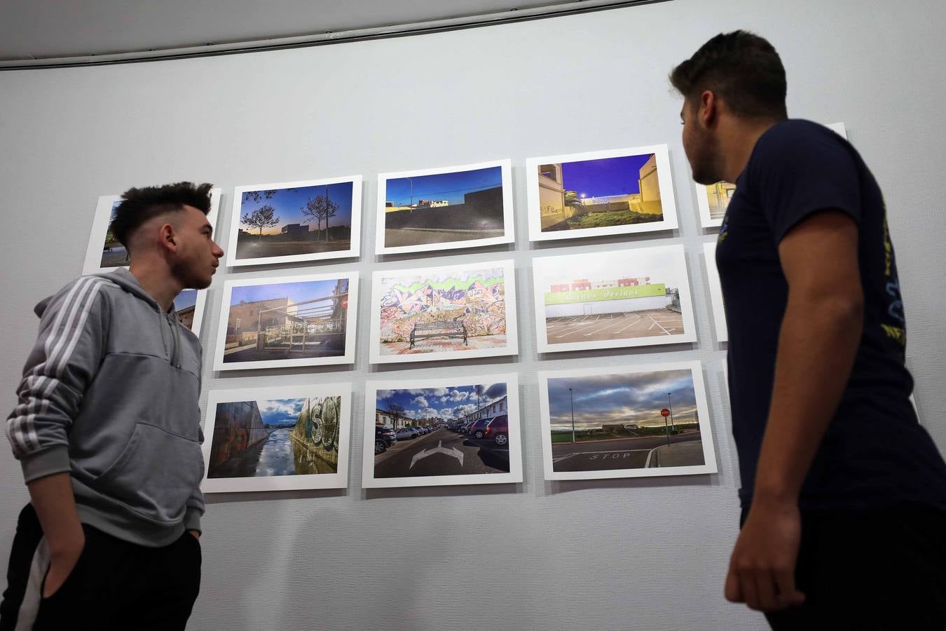 Del 26 de abril al 26 de mayo, en el Centro Cultural Santo Domingo de la Fundación CB, se puede visitar la exposición fotográfica 'Ciudad Incierta' de Ceferino López, una muestra como un repertorio visual que trata de situar al espectador en el territorio exacto que habita, animándole a reflexionar sobre el estado de las cosas.