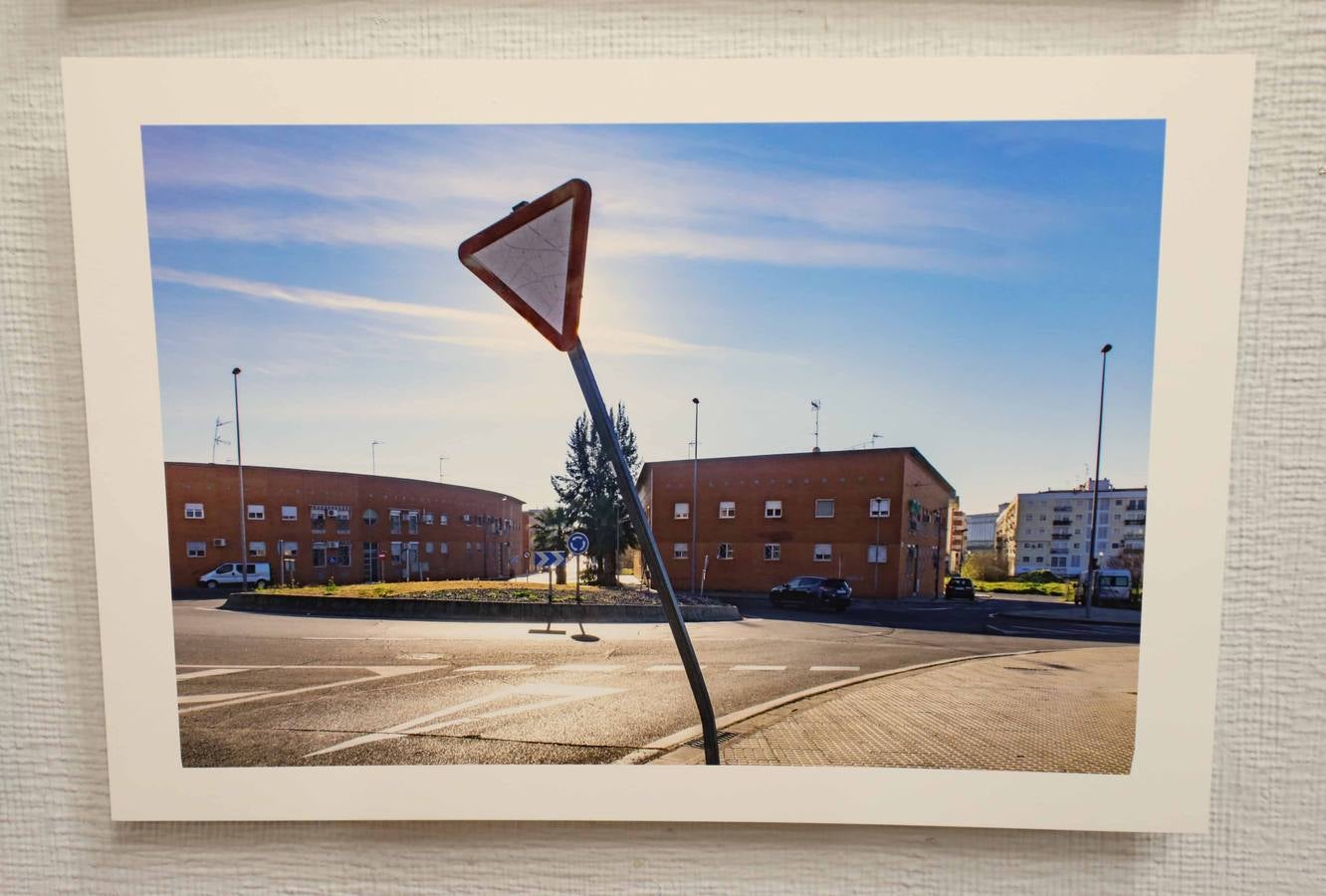 Del 26 de abril al 26 de mayo, en el Centro Cultural Santo Domingo de la Fundación CB, se puede visitar la exposición fotográfica 'Ciudad Incierta' de Ceferino López, una muestra como un repertorio visual que trata de situar al espectador en el territorio exacto que habita, animándole a reflexionar sobre el estado de las cosas.