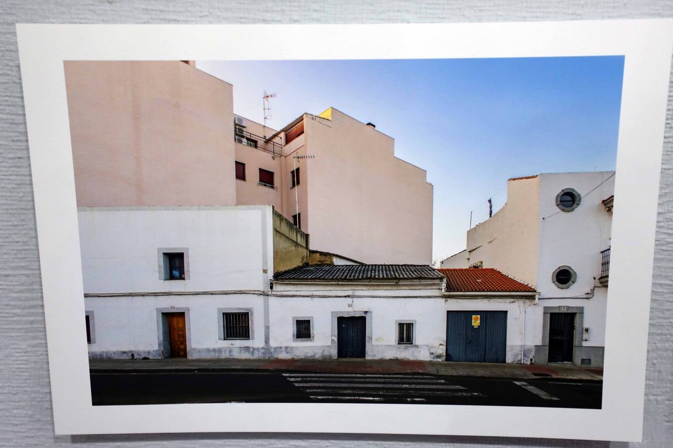 Del 26 de abril al 26 de mayo, en el Centro Cultural Santo Domingo de la Fundación CB, se puede visitar la exposición fotográfica 'Ciudad Incierta' de Ceferino López, una muestra como un repertorio visual que trata de situar al espectador en el territorio exacto que habita, animándole a reflexionar sobre el estado de las cosas.