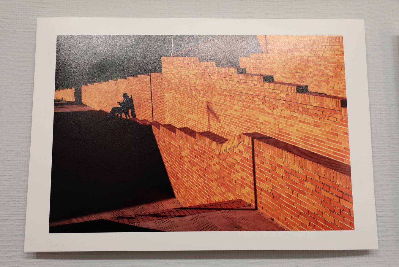 Del 26 de abril al 26 de mayo, en el Centro Cultural Santo Domingo de la Fundación CB, se puede visitar la exposición fotográfica 'Ciudad Incierta' de Ceferino López, una muestra como un repertorio visual que trata de situar al espectador en el territorio exacto que habita, animándole a reflexionar sobre el estado de las cosas.