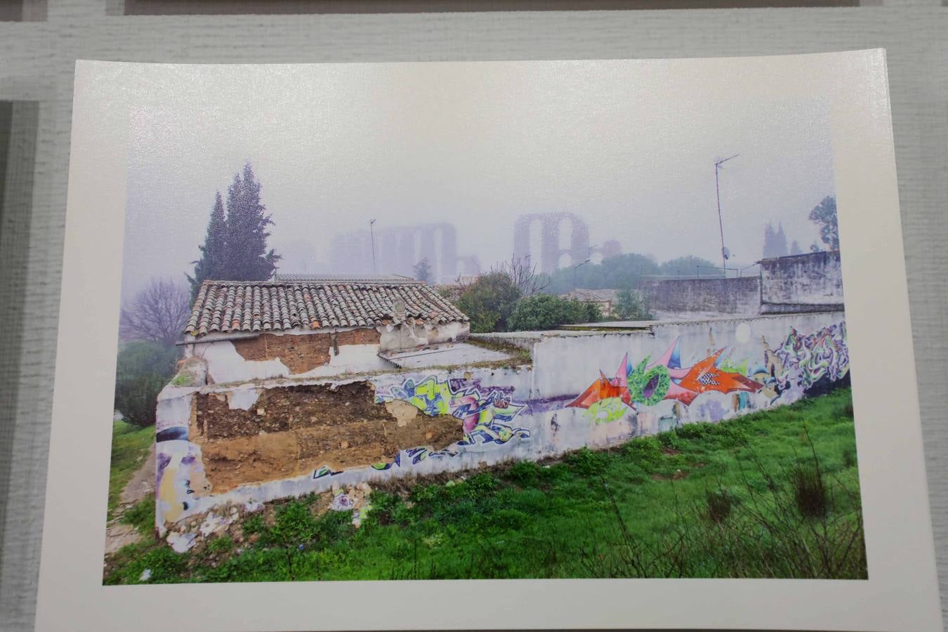 Del 26 de abril al 26 de mayo, en el Centro Cultural Santo Domingo de la Fundación CB, se puede visitar la exposición fotográfica 'Ciudad Incierta' de Ceferino López, una muestra como un repertorio visual que trata de situar al espectador en el territorio exacto que habita, animándole a reflexionar sobre el estado de las cosas.