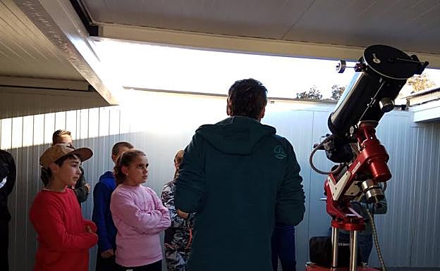 Los niños conocen un telescopio alojado en el complejo