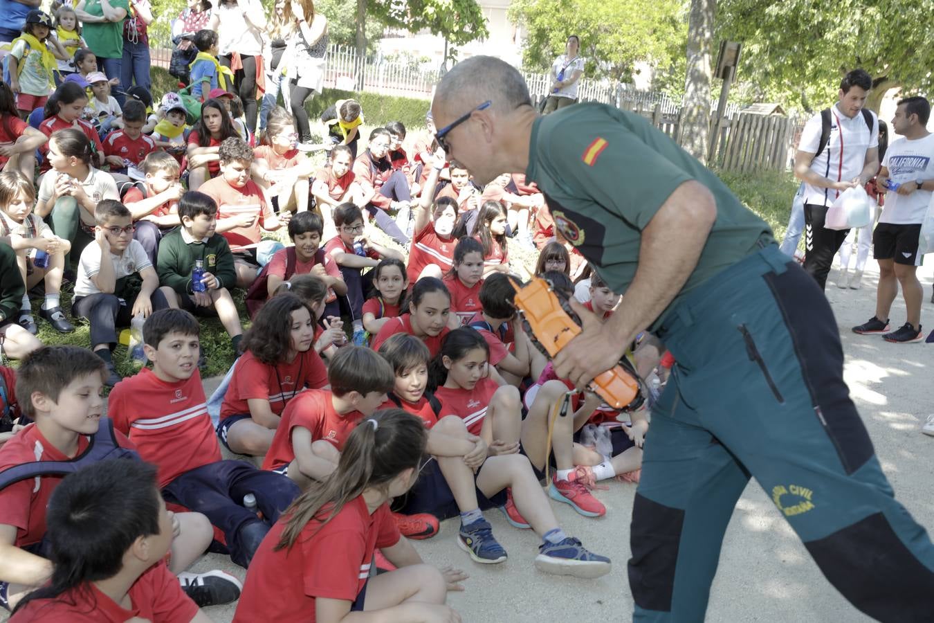 El parque del Rodeo fue el escenario de varias exhibiciones y una exposición de material realizadas ayer por la Guardia Civil de Cáceres con motivo de 175 aniversario de la fundación del cuerpo. Por la mañana acudieron más de un millar de alumnos de centros escolares de Cáceres, Navas del Madroño, Serradilla y Malpartida de Cáceres, y por la tarde las exhibiciones de las distintas unidades de la Guardia Civil estuvieron abiertas al público en general.