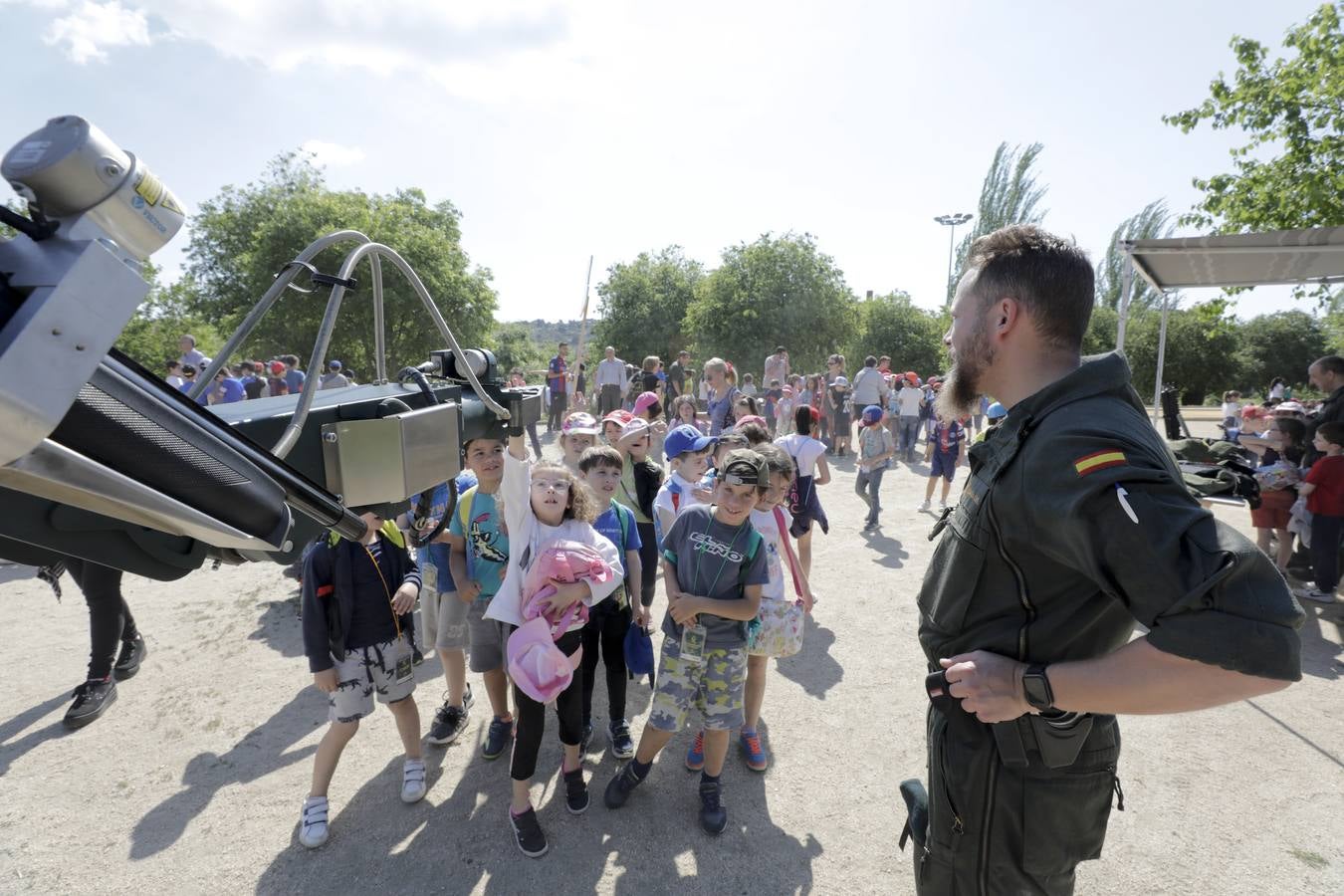 El parque del Rodeo fue el escenario de varias exhibiciones y una exposición de material realizadas ayer por la Guardia Civil de Cáceres con motivo de 175 aniversario de la fundación del cuerpo. Por la mañana acudieron más de un millar de alumnos de centros escolares de Cáceres, Navas del Madroño, Serradilla y Malpartida de Cáceres, y por la tarde las exhibiciones de las distintas unidades de la Guardia Civil estuvieron abiertas al público en general.