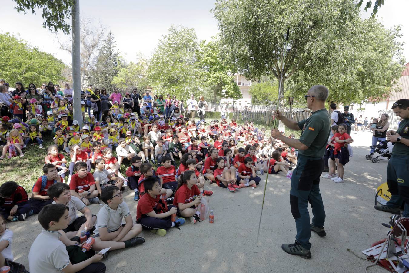 El parque del Rodeo fue el escenario de varias exhibiciones y una exposición de material realizadas ayer por la Guardia Civil de Cáceres con motivo de 175 aniversario de la fundación del cuerpo. Por la mañana acudieron más de un millar de alumnos de centros escolares de Cáceres, Navas del Madroño, Serradilla y Malpartida de Cáceres, y por la tarde las exhibiciones de las distintas unidades de la Guardia Civil estuvieron abiertas al público en general.