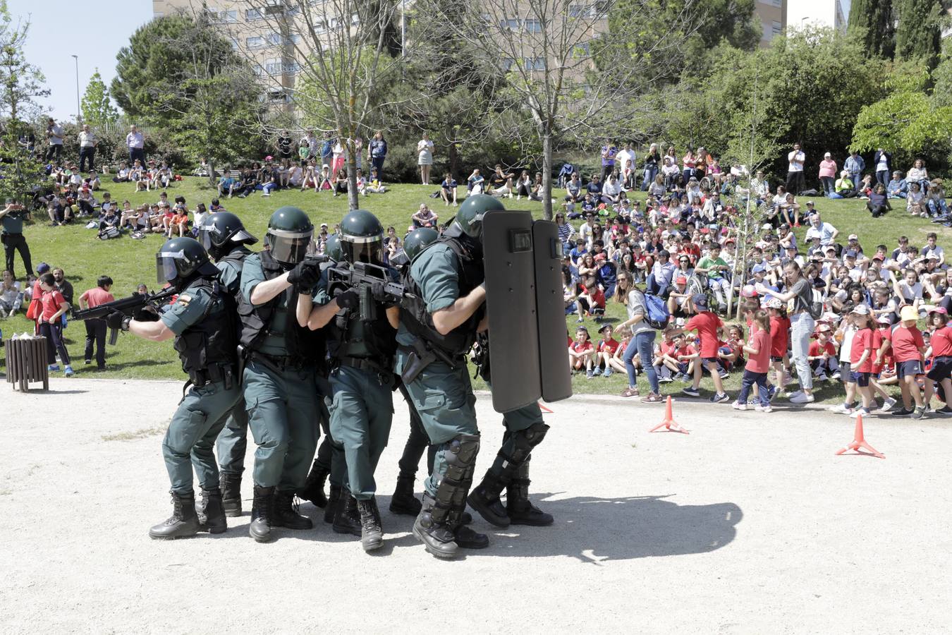 El parque del Rodeo fue el escenario de varias exhibiciones y una exposición de material realizadas ayer por la Guardia Civil de Cáceres con motivo de 175 aniversario de la fundación del cuerpo. Por la mañana acudieron más de un millar de alumnos de centros escolares de Cáceres, Navas del Madroño, Serradilla y Malpartida de Cáceres, y por la tarde las exhibiciones de las distintas unidades de la Guardia Civil estuvieron abiertas al público en general.