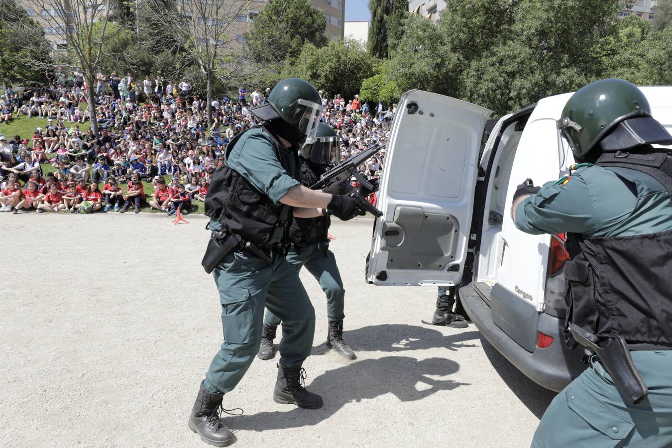 El parque del Rodeo fue el escenario de varias exhibiciones y una exposición de material realizadas ayer por la Guardia Civil de Cáceres con motivo de 175 aniversario de la fundación del cuerpo. Por la mañana acudieron más de un millar de alumnos de centros escolares de Cáceres, Navas del Madroño, Serradilla y Malpartida de Cáceres, y por la tarde las exhibiciones de las distintas unidades de la Guardia Civil estuvieron abiertas al público en general.