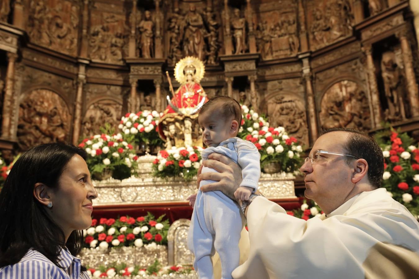 Desde las cuatro y media de la tarde, durante una hora, se cumplió con la tradición de la presentación de los cacereños nacidos en el último año ante la Patrona de la ciudad. Es uno de los actos más populares que se realizan durante la estancia de la imagen de la Virgen en la Concatedral de Santa María, llenándose el templo de bebés acompañados de sus padres, abuelos y demás familiares.