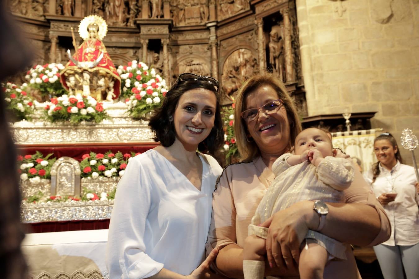 Desde las cuatro y media de la tarde, durante una hora, se cumplió con la tradición de la presentación de los cacereños nacidos en el último año ante la Patrona de la ciudad. Es uno de los actos más populares que se realizan durante la estancia de la imagen de la Virgen en la Concatedral de Santa María, llenándose el templo de bebés acompañados de sus padres, abuelos y demás familiares.