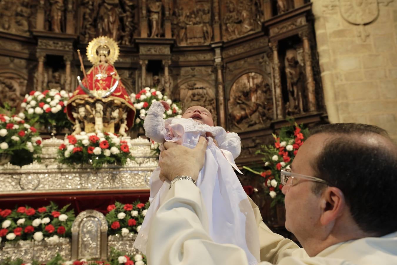 Desde las cuatro y media de la tarde, durante una hora, se cumplió con la tradición de la presentación de los cacereños nacidos en el último año ante la Patrona de la ciudad. Es uno de los actos más populares que se realizan durante la estancia de la imagen de la Virgen en la Concatedral de Santa María, llenándose el templo de bebés acompañados de sus padres, abuelos y demás familiares.