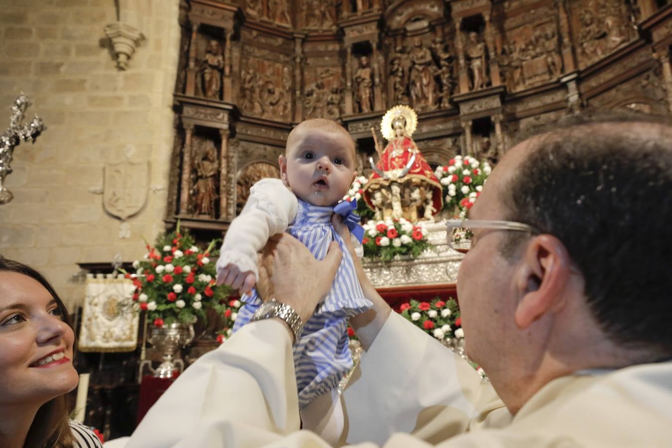 Desde las cuatro y media de la tarde, durante una hora, se cumplió con la tradición de la presentación de los cacereños nacidos en el último año ante la Patrona de la ciudad. Es uno de los actos más populares que se realizan durante la estancia de la imagen de la Virgen en la Concatedral de Santa María, llenándose el templo de bebés acompañados de sus padres, abuelos y demás familiares.