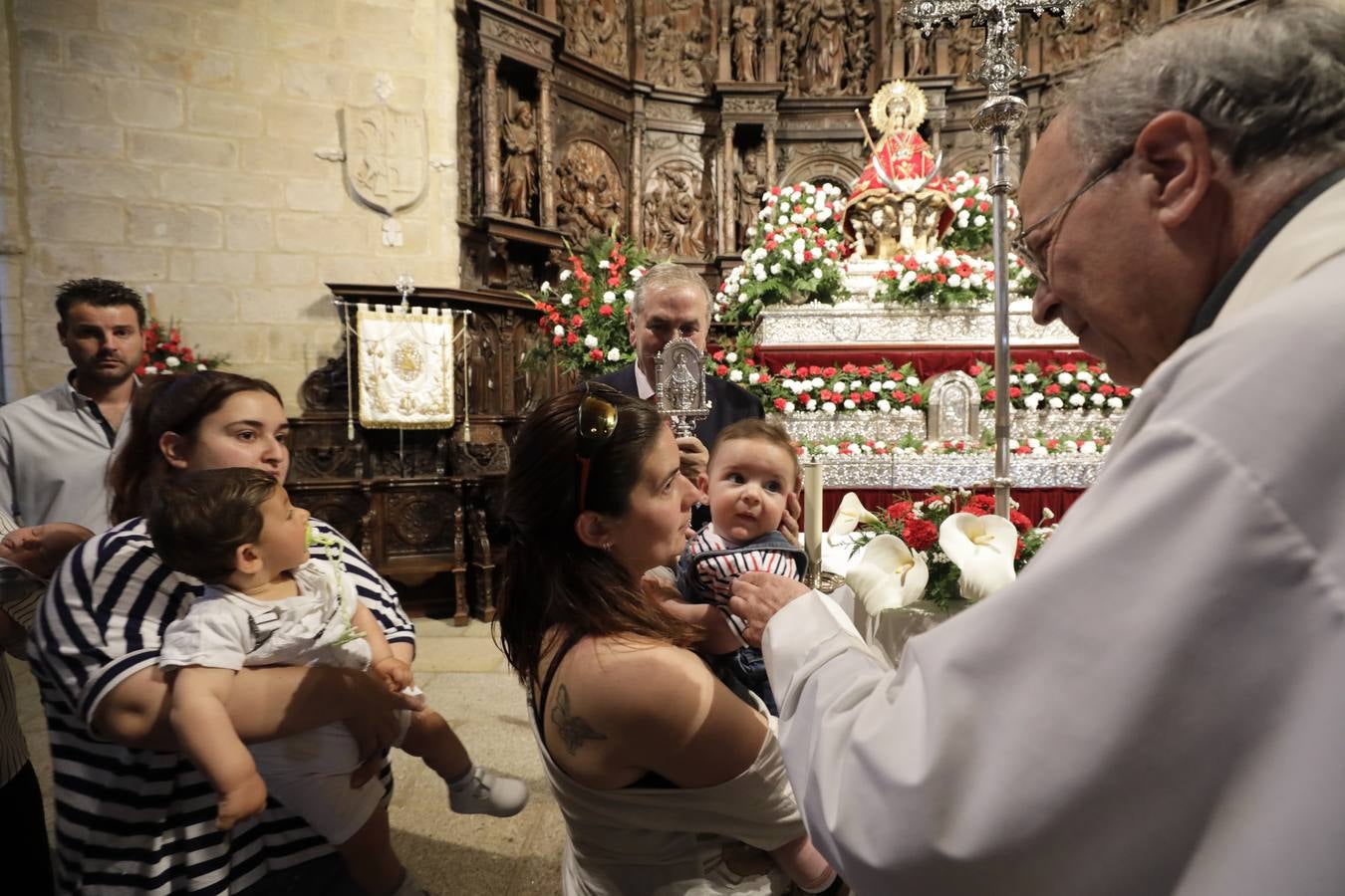 Desde las cuatro y media de la tarde, durante una hora, se cumplió con la tradición de la presentación de los cacereños nacidos en el último año ante la Patrona de la ciudad. Es uno de los actos más populares que se realizan durante la estancia de la imagen de la Virgen en la Concatedral de Santa María, llenándose el templo de bebés acompañados de sus padres, abuelos y demás familiares.