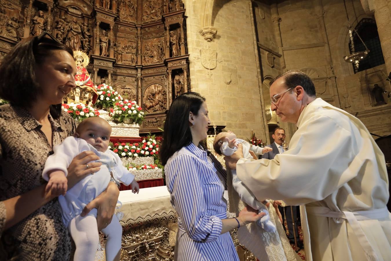 Desde las cuatro y media de la tarde, durante una hora, se cumplió con la tradición de la presentación de los cacereños nacidos en el último año ante la Patrona de la ciudad. Es uno de los actos más populares que se realizan durante la estancia de la imagen de la Virgen en la Concatedral de Santa María, llenándose el templo de bebés acompañados de sus padres, abuelos y demás familiares.