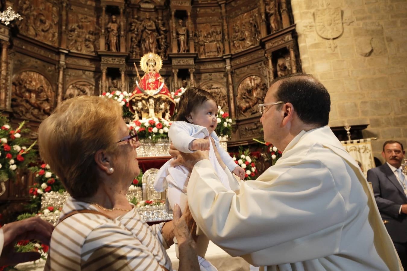 Desde las cuatro y media de la tarde, durante una hora, se cumplió con la tradición de la presentación de los cacereños nacidos en el último año ante la Patrona de la ciudad. Es uno de los actos más populares que se realizan durante la estancia de la imagen de la Virgen en la Concatedral de Santa María, llenándose el templo de bebés acompañados de sus padres, abuelos y demás familiares.