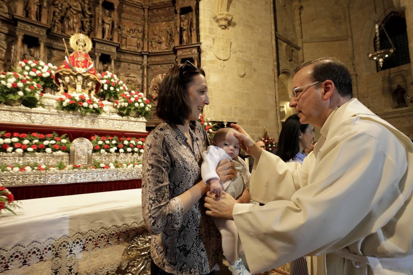 Desde las cuatro y media de la tarde, durante una hora, se cumplió con la tradición de la presentación de los cacereños nacidos en el último año ante la Patrona de la ciudad. Es uno de los actos más populares que se realizan durante la estancia de la imagen de la Virgen en la Concatedral de Santa María, llenándose el templo de bebés acompañados de sus padres, abuelos y demás familiares.