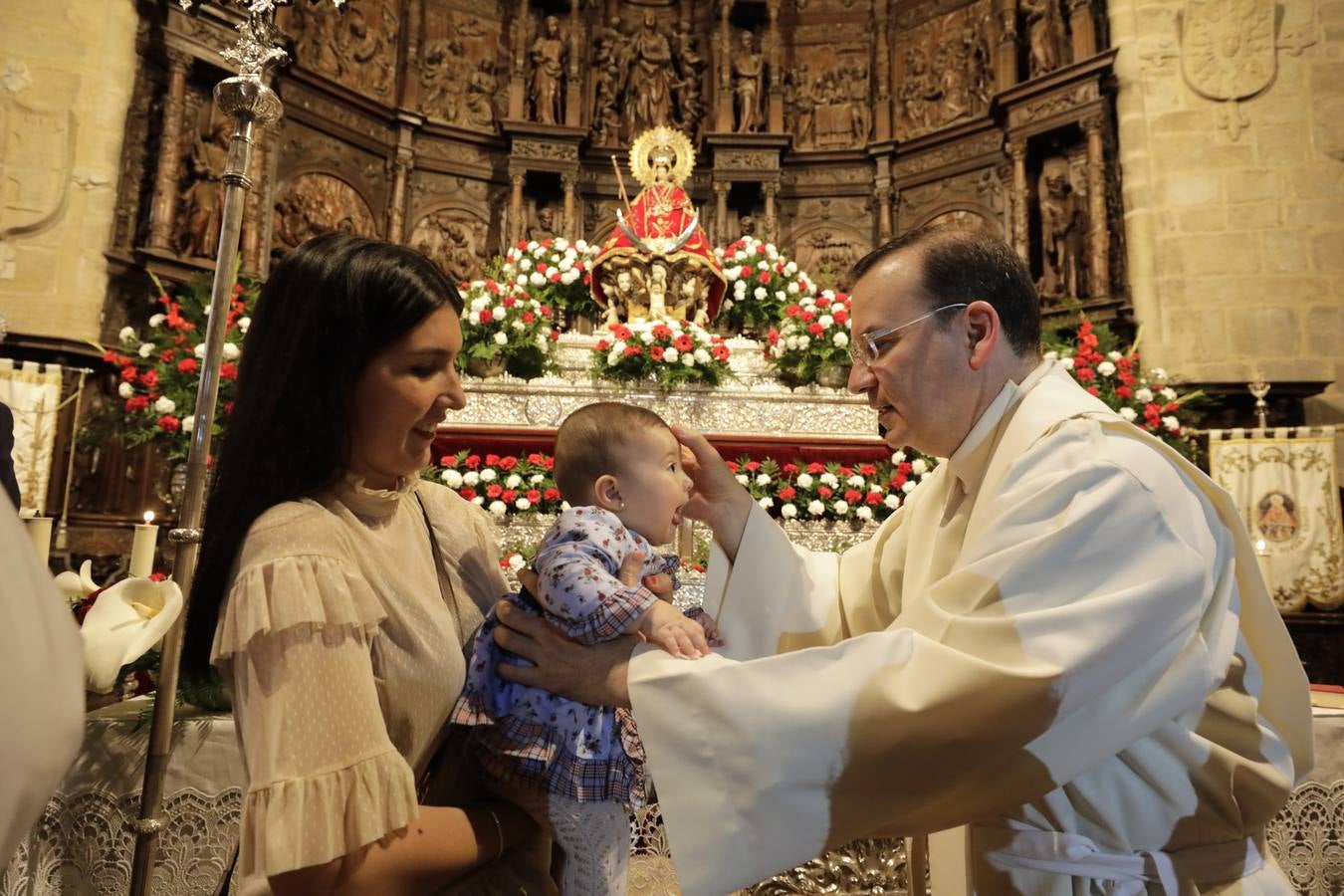 Desde las cuatro y media de la tarde, durante una hora, se cumplió con la tradición de la presentación de los cacereños nacidos en el último año ante la Patrona de la ciudad. Es uno de los actos más populares que se realizan durante la estancia de la imagen de la Virgen en la Concatedral de Santa María, llenándose el templo de bebés acompañados de sus padres, abuelos y demás familiares.