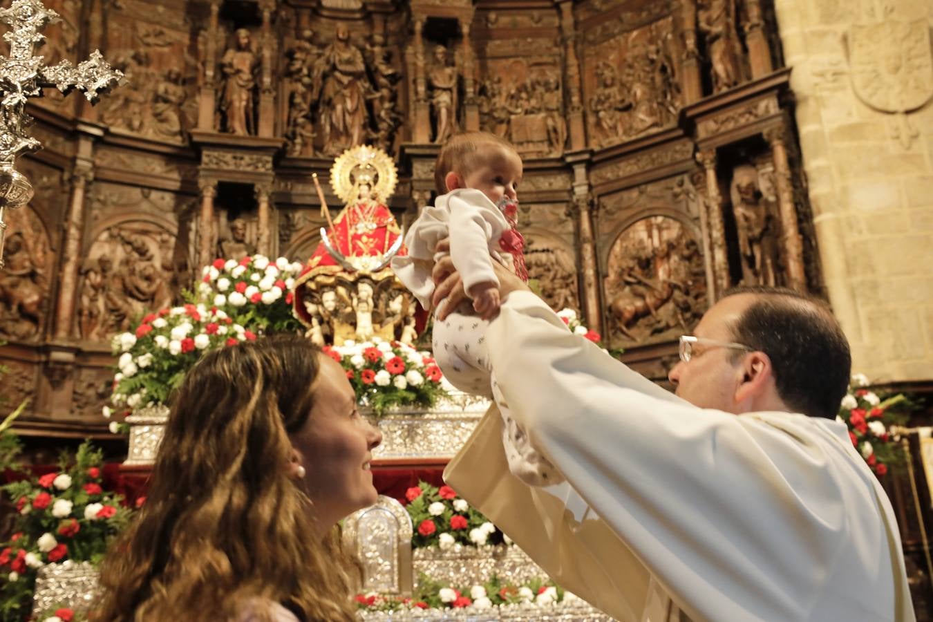 Desde las cuatro y media de la tarde, durante una hora, se cumplió con la tradición de la presentación de los cacereños nacidos en el último año ante la Patrona de la ciudad. Es uno de los actos más populares que se realizan durante la estancia de la imagen de la Virgen en la Concatedral de Santa María, llenándose el templo de bebés acompañados de sus padres, abuelos y demás familiares.