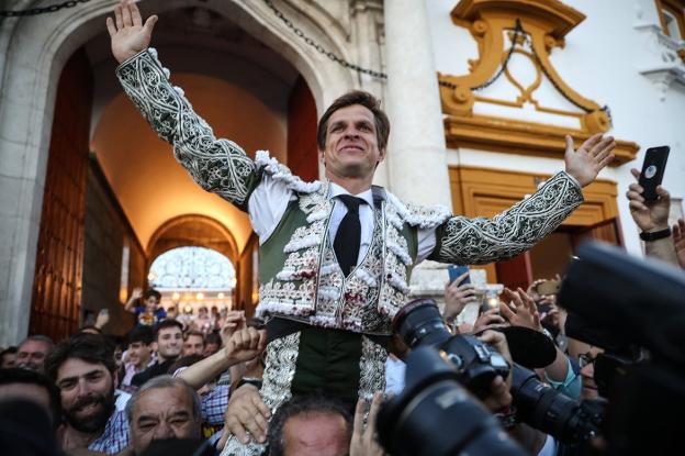 El diestro Julián López 'El Juli' saliendo a hombros por la Puerta del Príncipe. :: ep