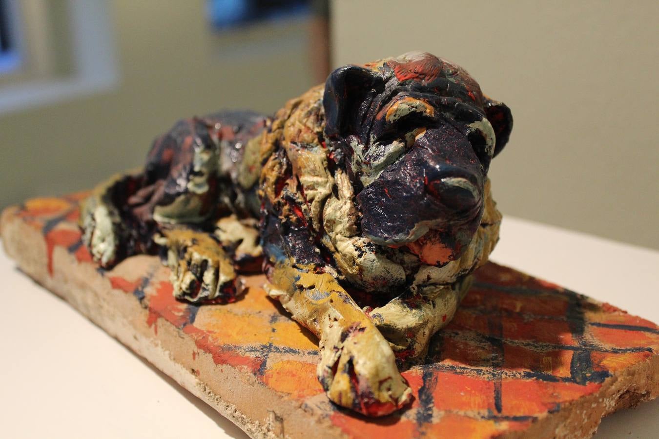 Organizada y comisariada por la Asociación de Vecinos del Casco Antiguo de Badajoz, la exposición que cada año acoge la Sala Vaquero Poblador de la Diputación de con motivo de las fiestas patronales del barrio, reúne en esta ocasión a 39 artistas relacionados de algún modo la zona intramuros de la capital pacense. La exposición se compone de pintura, fotografía, escultura, collage e instalaciones. Varios de los artistas son ya reconocidos y avalados por la crítica, mientras que otros, en general más jóvenes, buscan su sitio en el mundo del Arte y encuentran una oportunidad para exponer y dar a conocer su obra en la Sala Vaquero Poblador. Se puede visitar hasta el 11 de mayo.