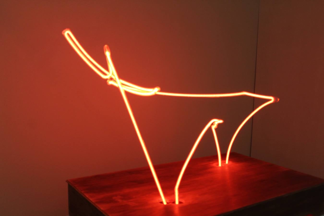 Organizada y comisariada por la Asociación de Vecinos del Casco Antiguo de Badajoz, la exposición que cada año acoge la Sala Vaquero Poblador de la Diputación de con motivo de las fiestas patronales del barrio, reúne en esta ocasión a 39 artistas relacionados de algún modo la zona intramuros de la capital pacense. La exposición se compone de pintura, fotografía, escultura, collage e instalaciones. Varios de los artistas son ya reconocidos y avalados por la crítica, mientras que otros, en general más jóvenes, buscan su sitio en el mundo del Arte y encuentran una oportunidad para exponer y dar a conocer su obra en la Sala Vaquero Poblador. Se puede visitar hasta el 11 de mayo.