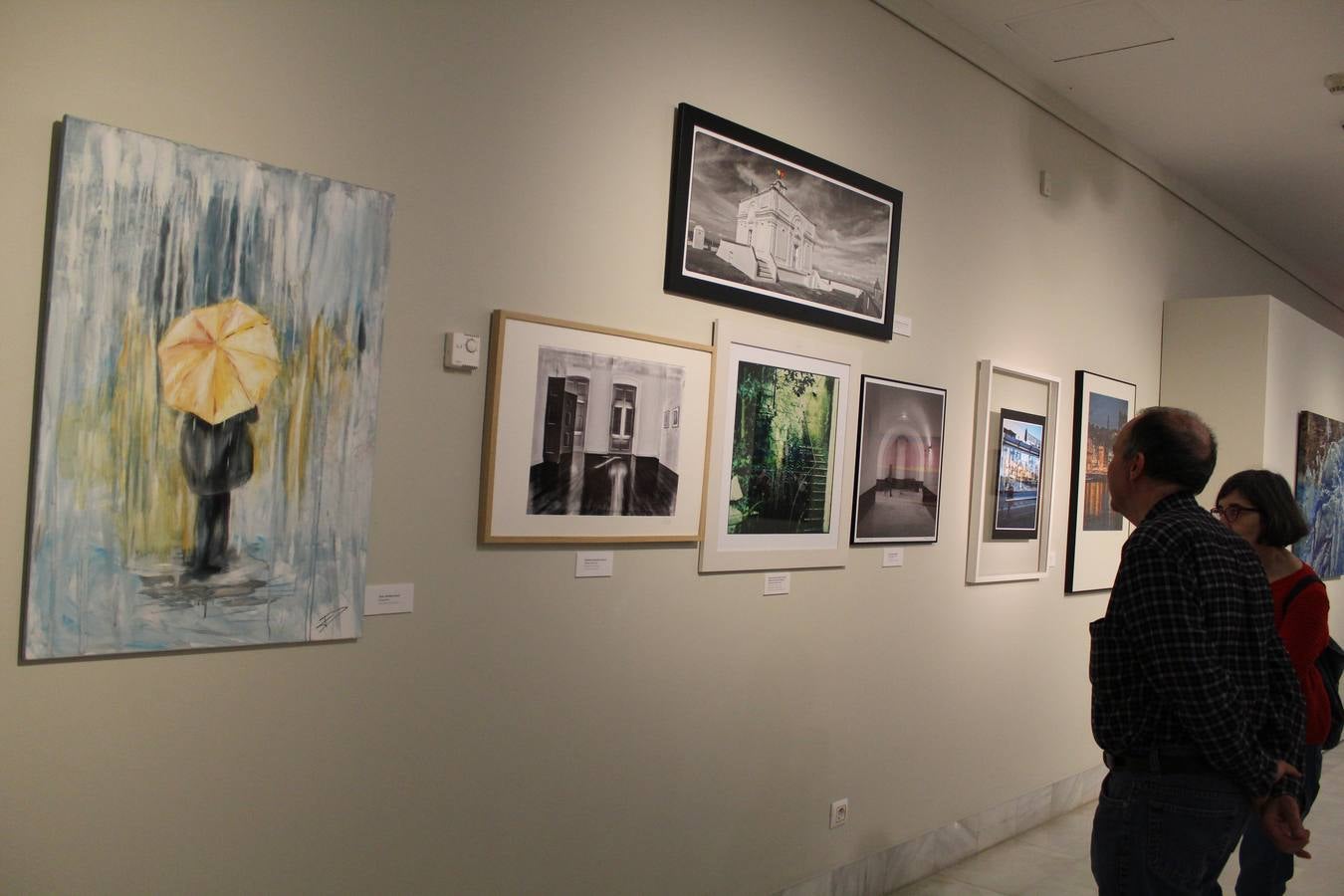 Organizada y comisariada por la Asociación de Vecinos del Casco Antiguo de Badajoz, la exposición que cada año acoge la Sala Vaquero Poblador de la Diputación de con motivo de las fiestas patronales del barrio, reúne en esta ocasión a 39 artistas relacionados de algún modo la zona intramuros de la capital pacense. La exposición se compone de pintura, fotografía, escultura, collage e instalaciones. Varios de los artistas son ya reconocidos y avalados por la crítica, mientras que otros, en general más jóvenes, buscan su sitio en el mundo del Arte y encuentran una oportunidad para exponer y dar a conocer su obra en la Sala Vaquero Poblador. Se puede visitar hasta el 11 de mayo.