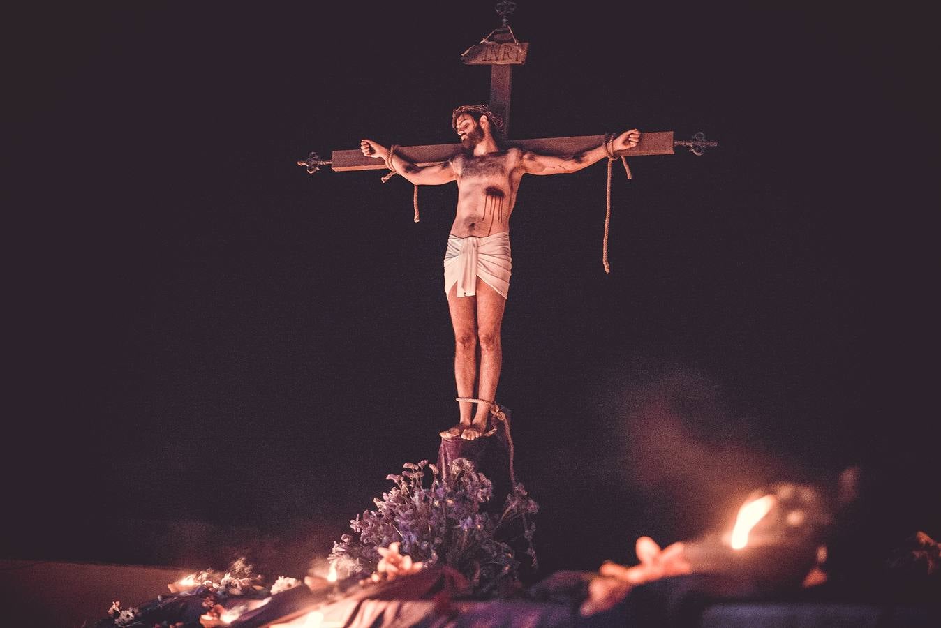 El viernes a las 19.00 se llevará a cabo el ensayo general. Y el sábado 4 de mayo, será la culminación de meses de preparación de una tradición que se pierde en el tiempo, pero que el Ayuntamiento de Palomas se propuso realzar en 2003 mediante una dramatización que escribió el dramaturgo extremeño Juan Copete, y que fue representada hasta 2017; un año después, el municipio encargó a Sánchez Adalid otro texto, para iniciar una nueva etapa de las Fiestas de la Cruz. Al frente del proyecto, José A. Raynaud da cohesión al largo centenar de personas involucradas en la actuación, en los bailes y la música de este montaje teatral que se desarrolla al aire libre en el entorno de la iglesia mudéjar de Nuestra Señora de Gracia, originaria del siglo XV.