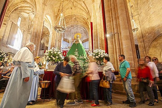 Imagen del primer día del besamanto, en el interior de la Concatedral de Santa María. :: jorge rey