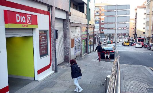 Una mujer se dirige hacia un supermercado de la cadena Dia. 