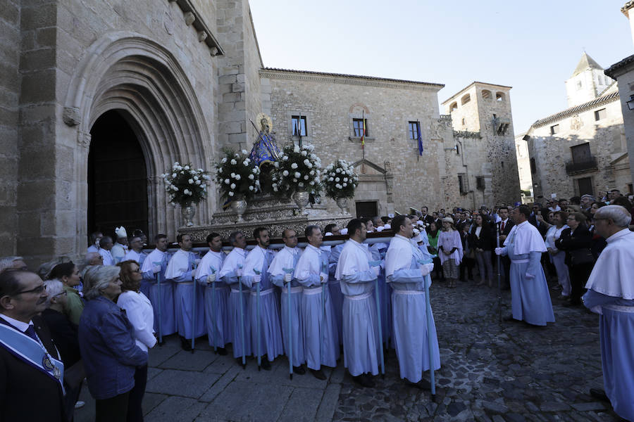 La patrona ha retornado esta mañana a su templo entre los vítores de los cacereños y lluvia de pétalos de flores