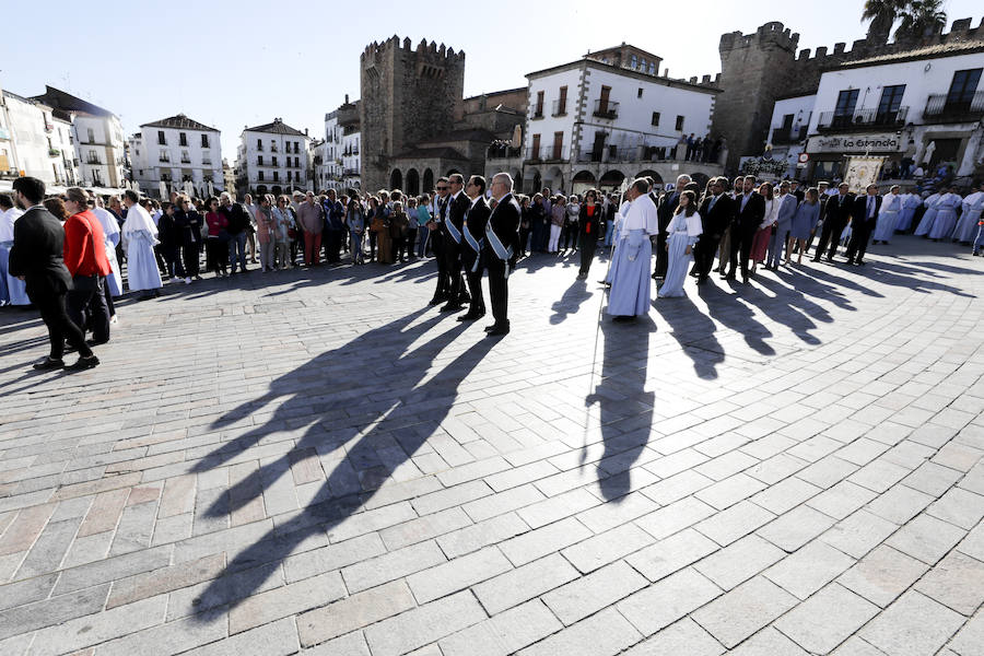 La patrona ha retornado esta mañana a su templo entre los vítores de los cacereños y lluvia de pétalos de flores