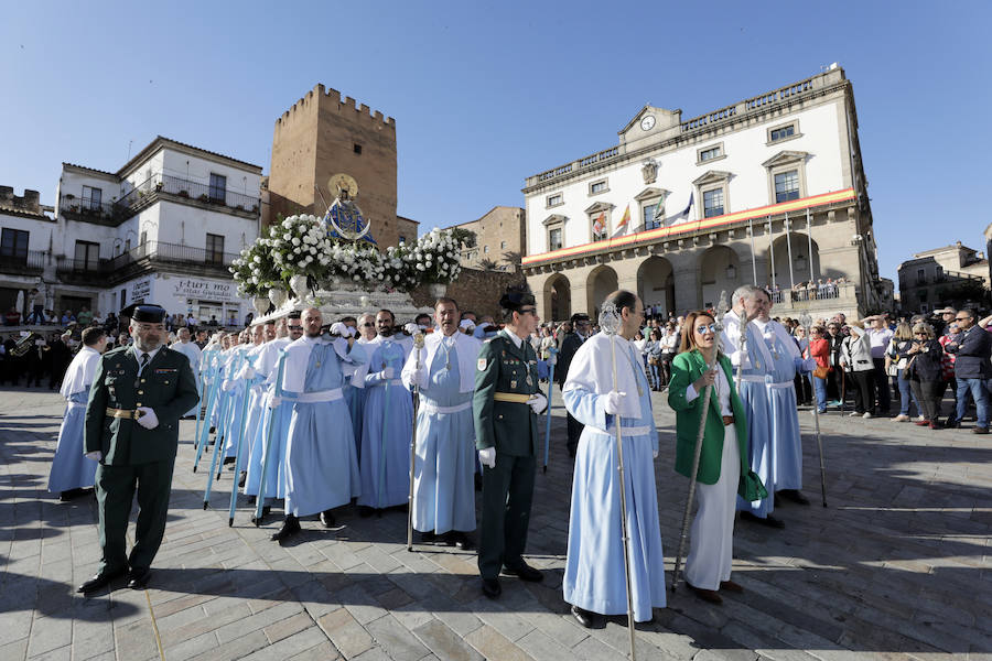 La patrona ha retornado esta mañana a su templo entre los vítores de los cacereños y lluvia de pétalos de flores