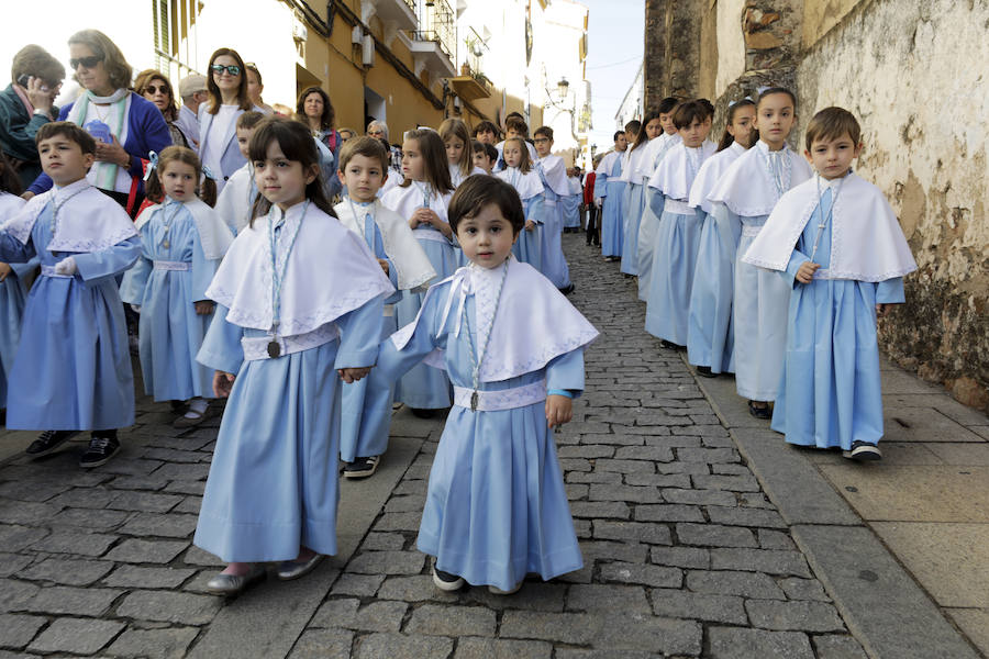 La patrona ha retornado esta mañana a su templo entre los vítores de los cacereños y lluvia de pétalos de flores